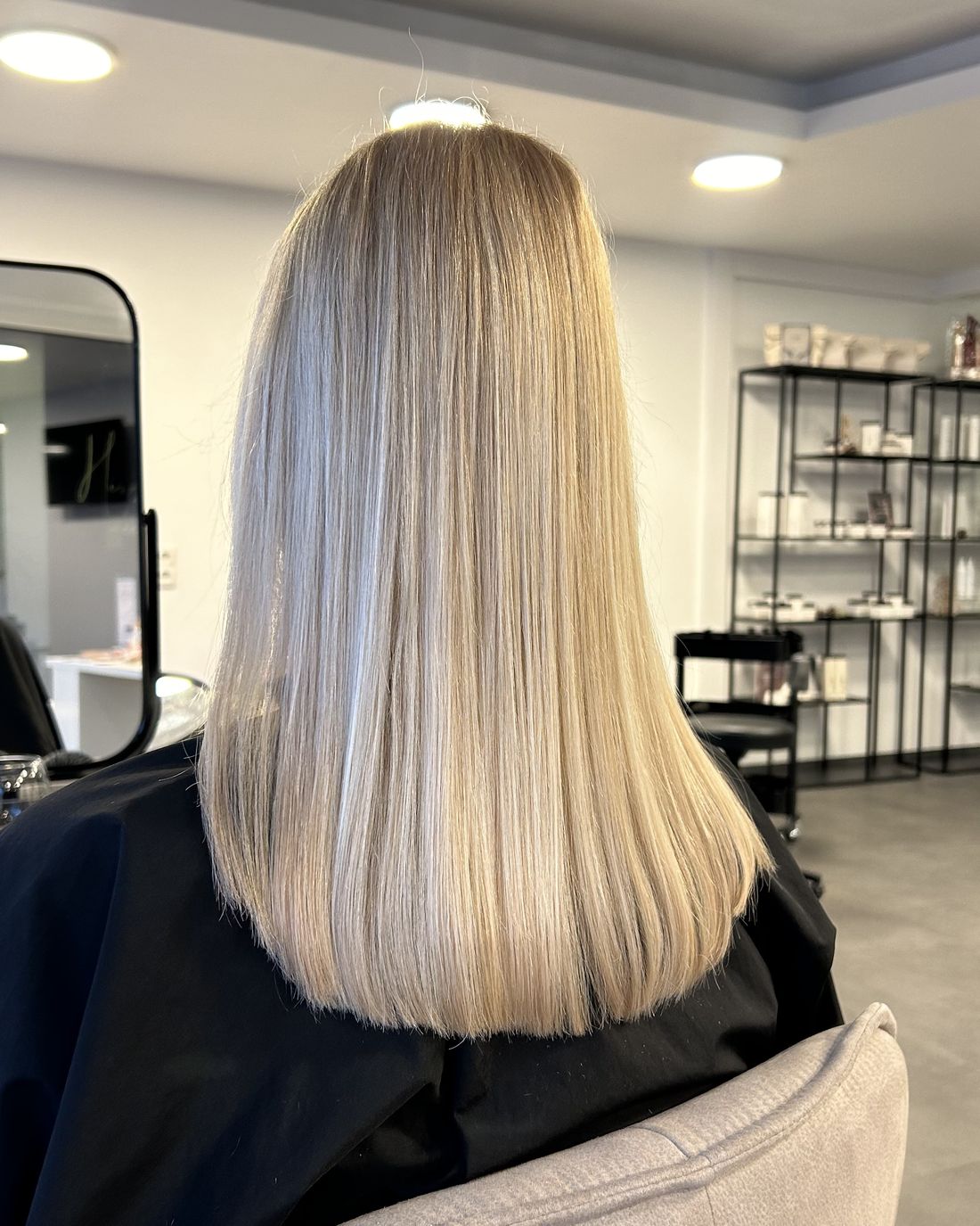 Glattes, kühles Blond nach der Coloration
